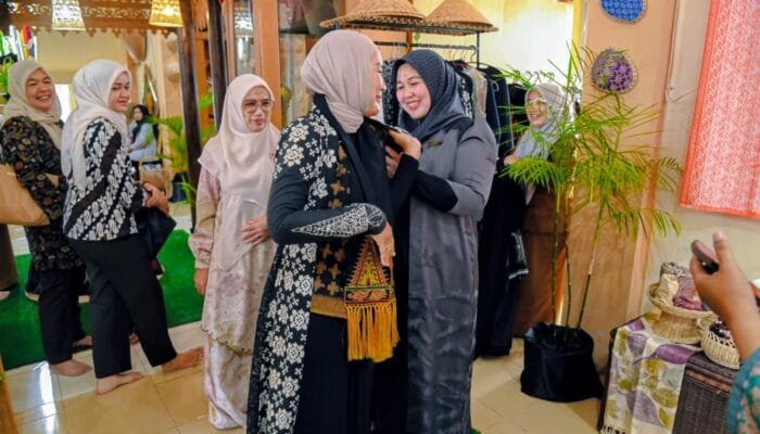 Ditemani Rita Mayasari, Isyana Wisnu Jatuh Hati pada Kerajinan Aceh Besar