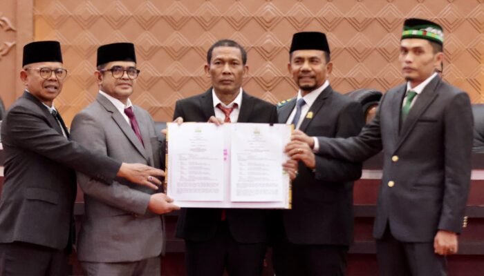 Plt Sekda Aceh dan Pimpinan DPRA Teken Persetujuan Bersama KUA-PPAS Aceh 2027