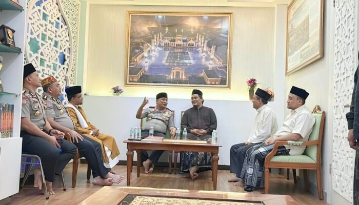 Kapolda Aceh Tunjukkan Kedekatan dengan Masyarakat Lewat Subuh Keliling di Masjid Raya Baiturrahman