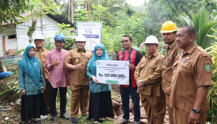 Wali Kota Sabang Letakkan Batu Pertama Pembangunan Rumah Duafa dan Salurkan Zakat
