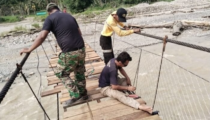 TNI dan Warga Gotong Royong Percepat Pembangunan Jembatan Perintis di Aceh Tenggara
