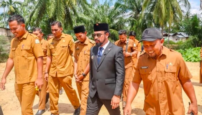 Bupati Aceh Timur Gelontorkan 4,7 Miliar untuk Aspal Jalan Sungai Raya–Gajah Mentah