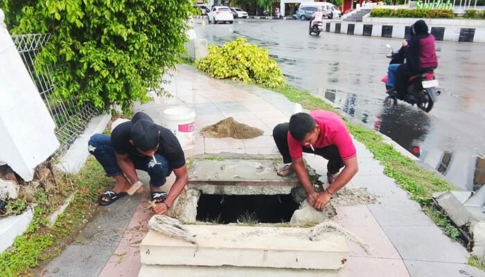 Lubang di Trotoar Simpang Lima Banda Aceh Diperbaiki