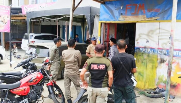 Camat Meuraxa Tegur Pemilik Bangunan di Badan Jalan dan Pedagang Jalan Pantai Ulee Lheue-Gampong Jawa