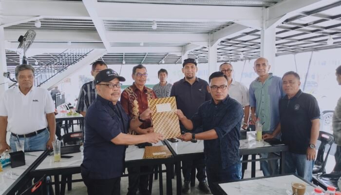 Momen Tim Pemenangan Nasir Nurdin Bawa Berkas Dukungan ke Kantor PWI Aceh