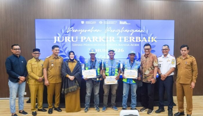 Tingkatkan Ketertiban Parkir, Illiza Serahkan Penghargaan dan Atribut Jukir